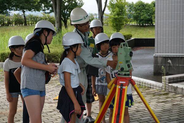 育て未来の測量士！こども職場見学会で大人もニコニコに。